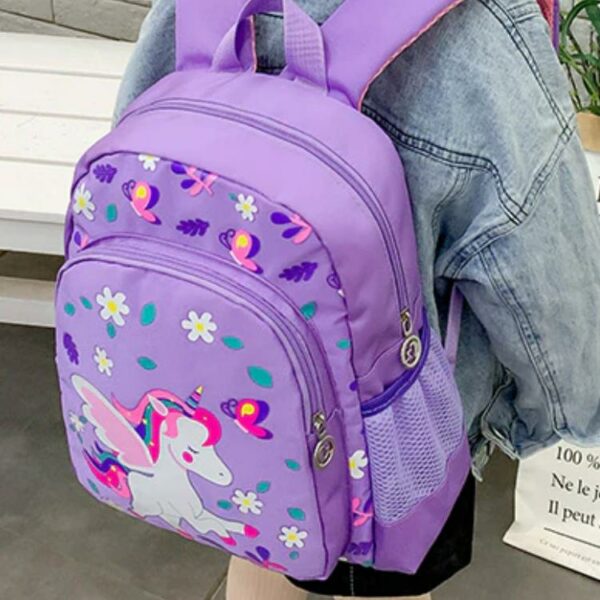 Mochila de unicórnio com flores