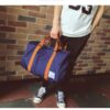Mochila de viagem de grande capacidade com alça de ombro castanha